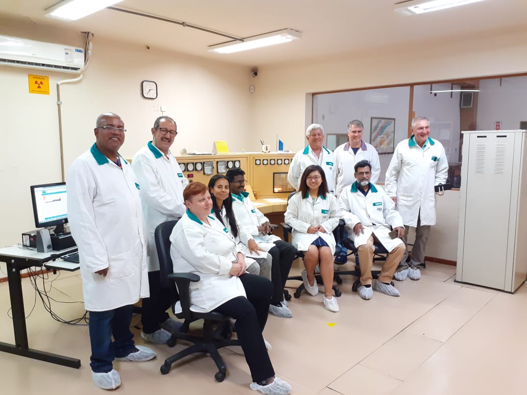 Participantes do Encontro na Sala de Controle do Reator TRIGA (Imagem cedida por Virgílio Bomtempo)